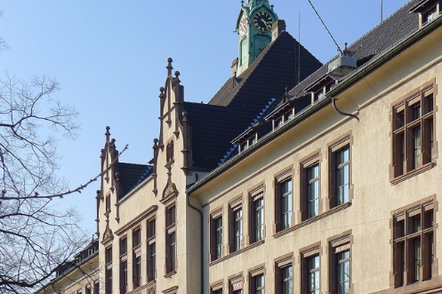 Fassadendetail des Gotthelf-Schulhauses.