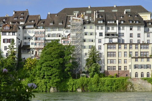 Das eingerüstete Haus zum Rappenfels an der Augustinergasse 7 vom Rhein aus gesehen