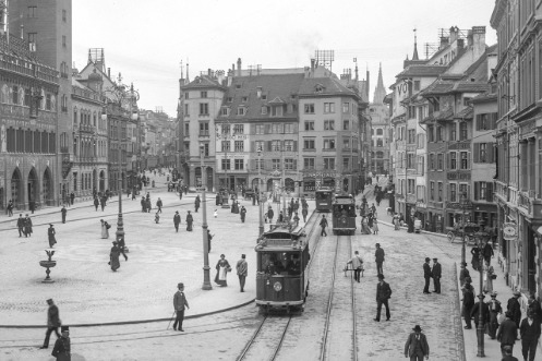 Der Marktplatz in Basel, um 1904.
